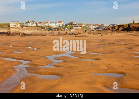 Blick zum Meer aus über Crooklets, die sandigen Strand mit Gezeiten-Pools bei Ebbe im Sommer in Bude Cornwall England UK Großbritannien Stockfoto