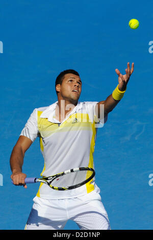 21.01.2013 Melbourne, Australien. Jo-Wilfried Tsonga Frankreich bereitet sich in seinem Match am Tag acht der Australian Open aus Melbourne Park dienen. Stockfoto