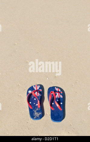 Australien Tag Flip-Flops mit mit einem australischen Flagge drucken An einem Sandstrand in Western Australia, Australien Stockfoto