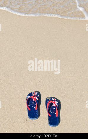 Australien Tag Flip-Flops mit mit einem australischen Flagge drucken An einem Sandstrand in Western Australia, Australien Stockfoto