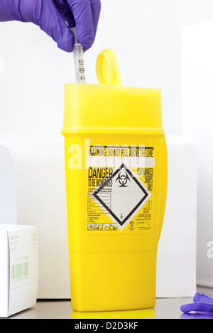 MODEL Release klinische Abfallentsorgung Stockfoto