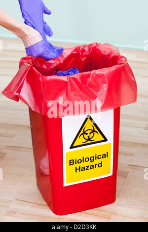 MODEL Release klinische Abfallentsorgung Stockfoto