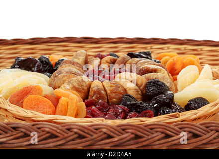 Nahaufnahme von verschiedenen getrockneten exotischen Früchten im Weidenkorb Stockfoto