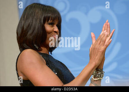 First Lady Michelle Obama hört, wie US-Präsident Barack Obama Bemerkungen an der konstituierenden Rezeption das National Building Museum in Washington, DC, USA, 20. Januar 2013 liefert. Obama besiegte republikanischen Kandidat Mitt Romney am Wahltag 6. November 2012 für eine zweite Amtszeit wiedergewählt werden... Bildnachweis: Shawn Thew / Pool über CNP Stockfoto