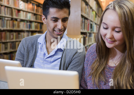 Studierende mit Notebooks in der Bibliothek Stockfoto