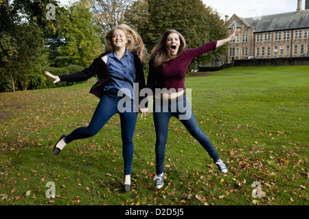 Lächelnd Studenten auf dem Campus spielen Stockfoto
