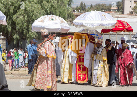 ADDIS ABEBA, Äthiopien – Januar 19: Priester tragen Tabot, ein Modell des Arc des Bundes, zurück in seine Kirche in einer bunten Prozession Timket Feierlichkeiten der Epiphanie, zur Erinnerung an die Taufe Jesu im Jordan, am 19. Januar 2013 in Addis Abeba. Stockfoto