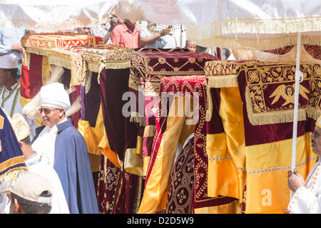 ADDIS ABEBA, Äthiopien – Januar 19: Priester tragen Tabot, ein Modell des Arc des Bundes, zurück in seine Kirche in einer bunten Prozession Timket Feierlichkeiten der Epiphanie, zur Erinnerung an die Taufe Jesu im Jordan, am 19. Januar 2013 in Addis Abeba. Stockfoto