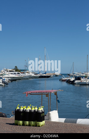 Eine Gruppe von Tauchen Sauerstoffflaschen auf einem Steg in einer Marina, Agrustos, Italien Stockfoto