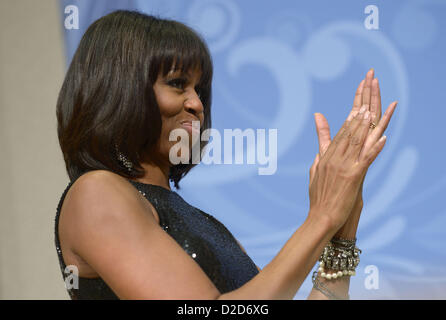 21. Januar 2013 - Washington, District Of Columbia, hört US - First Lady Michelle Obama als US-Präsident Barack Obama Bemerkungen an der konstituierenden Rezeption das National Building Museum in Washington, DC, USA, 20. Januar 2013 liefert. Obama besiegte republikanischen Kandidat Mitt Romney am Wahltag 6. November 2012 für eine zweite Amtszeit wiedergewählt werden. (Kredit-Bild: © Shawn Thew/Pool/Cnp/Prensa Internacional/ZUMAPRESS.com) Stockfoto