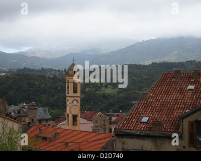 Ein Blick auf eine Kirche Glockenturm in Corte auf Korsika Stockfoto