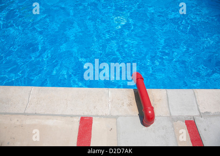 Ein Schwimmbad mit einer roten Wasserpfeife Stockfoto