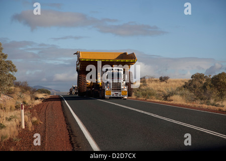 Ein LKW mit eine große Last auf einer einsamen Landstraße fahren Stockfoto