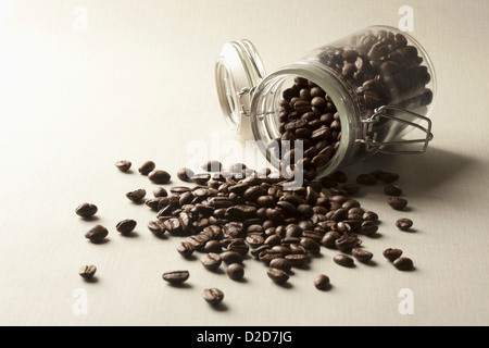 Kaffee Bohnen verschütten aus dem Glas Stockfoto