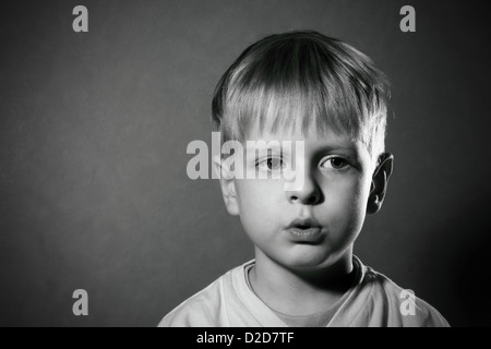 schwarz / weiss Portrait von niedlichen kleinen Jungen Stockfoto