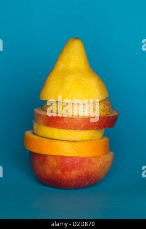 Ungleichmäßige Scheiben von verschiedenen Früchten gestapelt, um die Form der ein Stück Obst umfassen Stockfoto