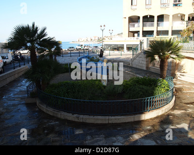 Ein buntes Boot in einem Park in Ajaccio auf Korsika Stockfoto