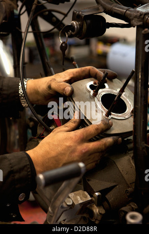 Mechaniker Montage Zylinder Motorrad Stockfoto