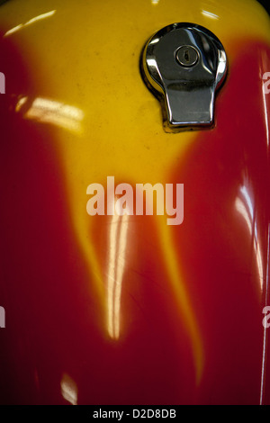 Nahaufnahme von einem Motorrad Tankdeckel mit dem Harley Davidson Logo auf  einer Versammlung der amerikanischen Motorräder in Beaucaire  Stockfotografie - Alamy