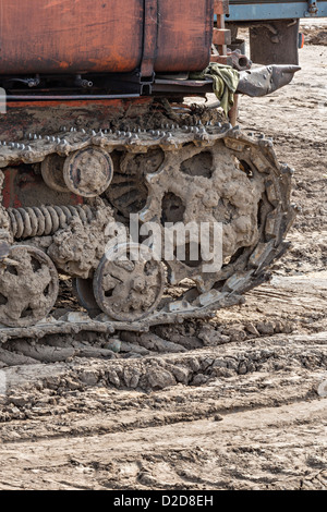 Verrostetes Metall tritt auf einem Baggerlader Stockfoto