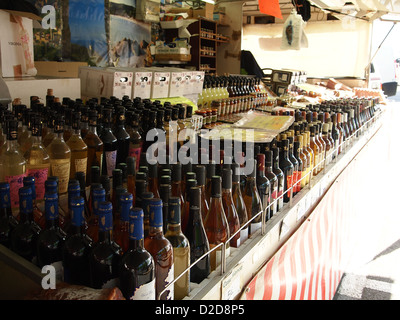 Viele der Flaschen in einem freien Markt in Ajaccio Stockfoto