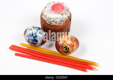 Ostern Urlaub waren - Kuchen, Kerzen und Eiern Stockfoto