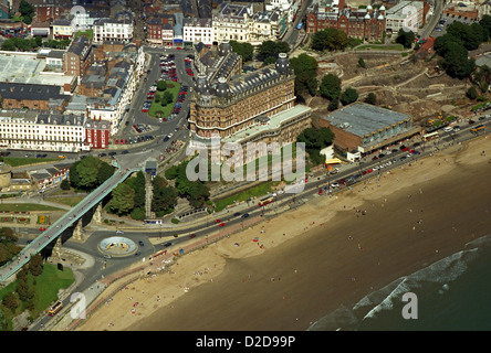 Luftaufnahme des Grand Hotel, Spa-Brücke und Strand von Scarborough, North Yorkshire Stockfoto