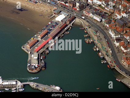 Luftaufnahme von Scarborough zeigt der West Pier und Hafen abseits Vorland Straße Stockfoto