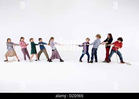Eine Gruppe von Kindern spielen Tauziehen Stockfoto