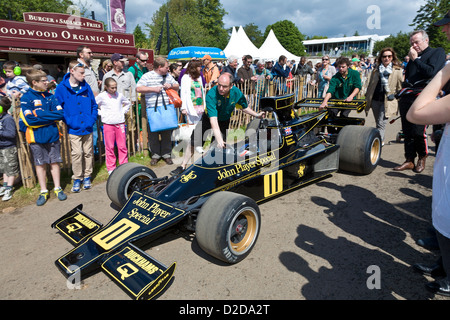1974 macht Lotus-Cosworth 76 seinen Weg durch das Fahrerlager auf die 2012 Goodwood Festival of Speed, Sussex, UK Stockfoto