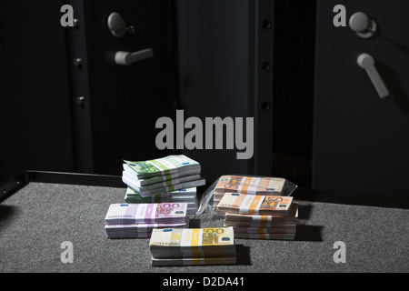 Stapel von großen abgerechneten Euro-Banknoten auf einem Tisch außerhalb eines Tresors Stockfoto