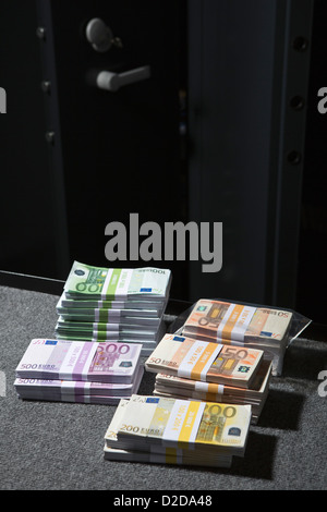 Stapel von großen abgerechneten Euro-Banknoten auf einem Tisch außerhalb eines Tresors Stockfoto