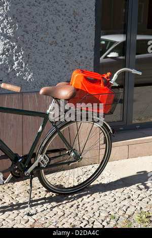 Ein Fahrrad mit einem Gas kann in den Fahrradkorb Stockfoto