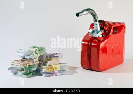 Eine rote Metall Gas kann neben Stapel von großen abgerechneten Euro-Banknoten Stockfoto