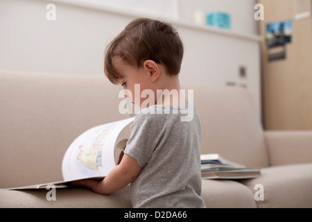 Ein kleiner Junge, ein Bilderbuch zu betrachten Stockfoto