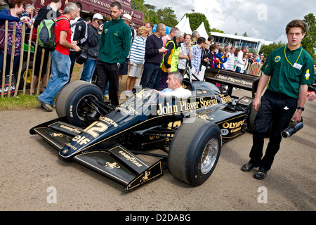 1985 bewegt sich Lotus-Renault 97T durch das Fahrerlager 2012 Goodwood Festival of Speed, Sussex, UK. Stockfoto