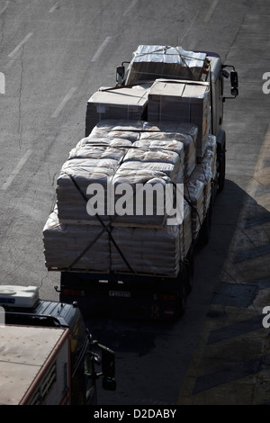 LKW mit Gütern, Stockfoto