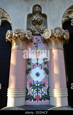 Barcelona, Katalonien, Spanien. Casa Lleó Morera (Lluis Domenech i Montaner; 1906) Mosaik an Fassade Stockfoto