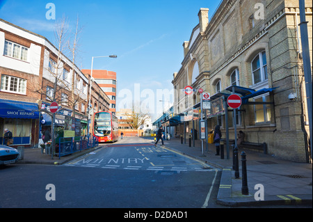 Putney Bridge Station auf Ranelagh Gardens in Fulham mit Geschäften und einer Double Decker Bus an einem sonnigen Tag im Winter Stockfoto