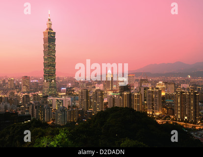 Taipei, Taiwan Abend Skyline. Stockfoto