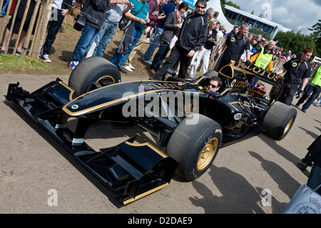 2010 bewegt sich Lotus-Cosworth Typ 125 durch das Fahrerlager 2012 Goodwood Festival of Speed, Sussex, UK. Stockfoto