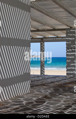 Spiel von Licht und Schatten in der Strandmuschel Stockfoto