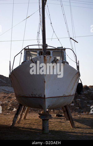 Boot an Land reparaturbedürftig Stockfoto