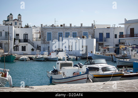 Angelboote/Fischerboote vertäut im Hafen in Paros, Griechenland Stockfoto