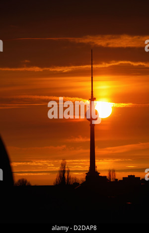 Der Alexanderplatz Fernsehturm Silhouette gegen einen schönen Himmel mit den Sonnenuntergang Stockfoto