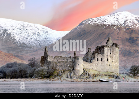 Blick über Loch Awe Kilchurn Castle in Trossachs und Loch Lomond Park, Argyll & Bute, Schottland an einem frostigen Wintermorgen Stockfoto