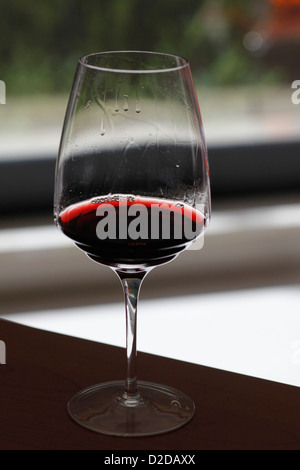 Ein Glas Rotwein mit Wein Beine Stockfoto