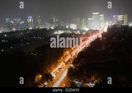 Vogelperspektive Blick auf die Straßen der Stadt von Jakarta in der Nacht, Indonesien Stockfoto