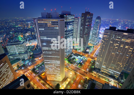 Finanzielle Gebäude im Stadtteil Shinjuku, Tokio, Japan. Stockfoto