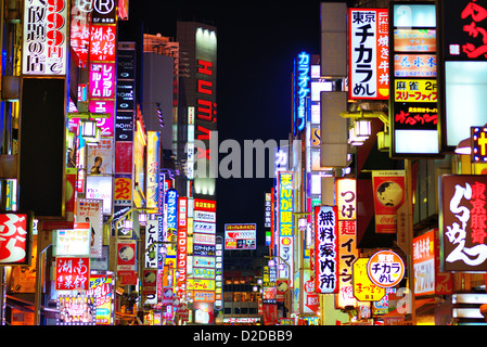 Leuchtreklamen in Kabuki-Cho in Tokio, Japan. Stockfoto